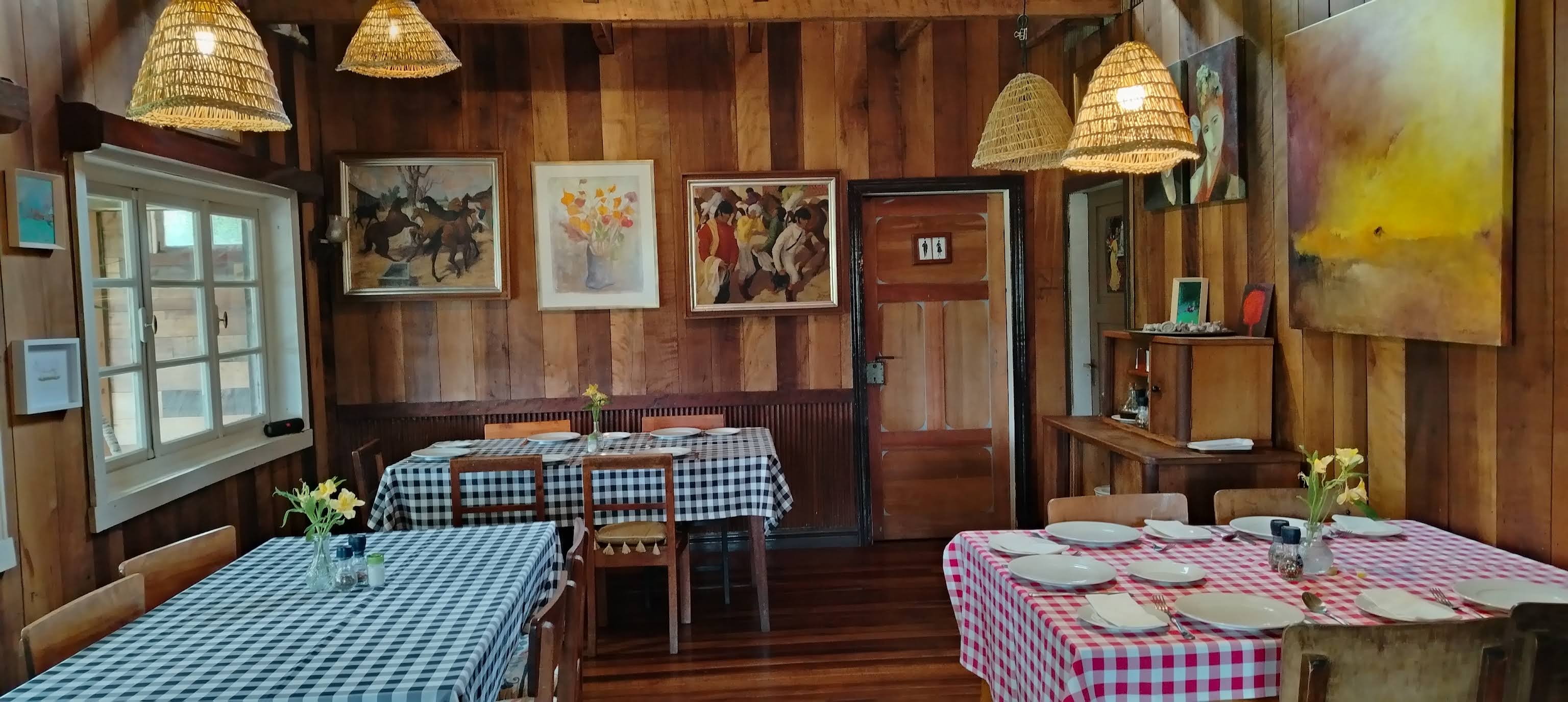 Comedor de la casona de Laurel Restaurant
